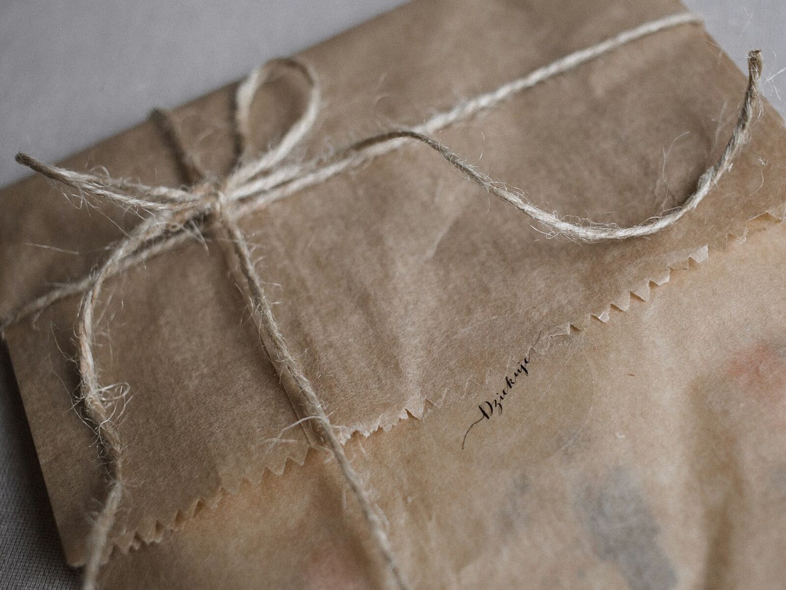 Ein in braunes Papier gewickeltes Paket, mit Schnur verschnürt